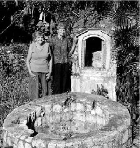 Mercedes next to the Virgin's well. Foto: virtral.cu