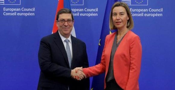 Cuban Foreign Minister Bruno Rodríguez and his European Union counterpart shake hands after signing the agreement. Photo: O.Hoslet/DPA. 