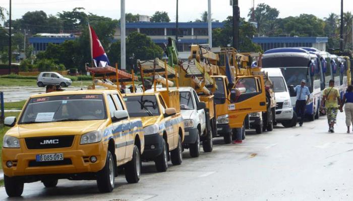 Electric company vehicles and workers from Guantanamo heading for Ciego de Avila. Photo: Jorge Luis Merencio Cautín /granma.cu