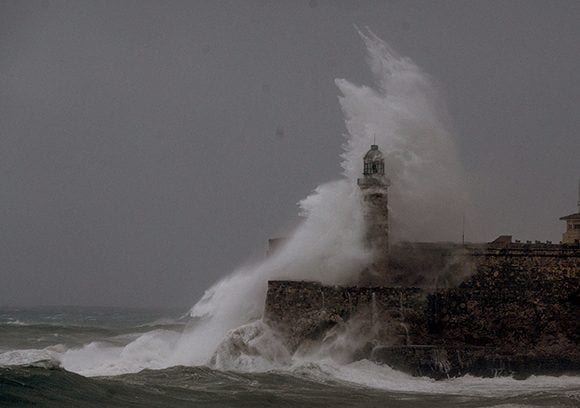 Hurracane Irma smashes against the Morro fortress. Photo: Ismael Francisco/ Cubadebate.