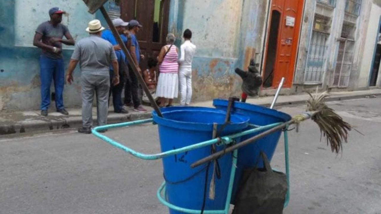 Office of Chief Engineer - City of Havana. Map Showing Street Cleaning.  Districts as divided previous to