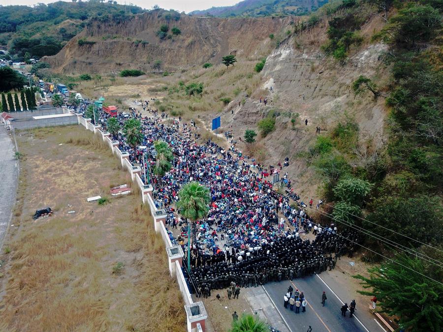 guatemala-violently-blocks-honduran-migrant-caravan