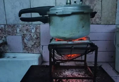 Cubans Take Out Their Old Charcoal Stoves