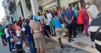 Long Lines at Havana Banks Due to Cash Shortage