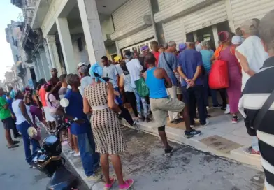 Long Lines at Havana Banks Due to Cash Shortage