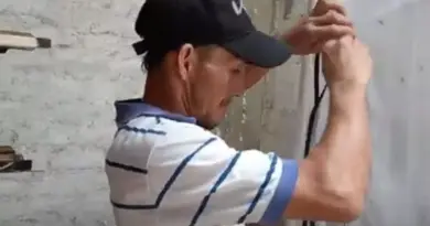 Cuban Doctor Gives Up His Profession to Raise Flies