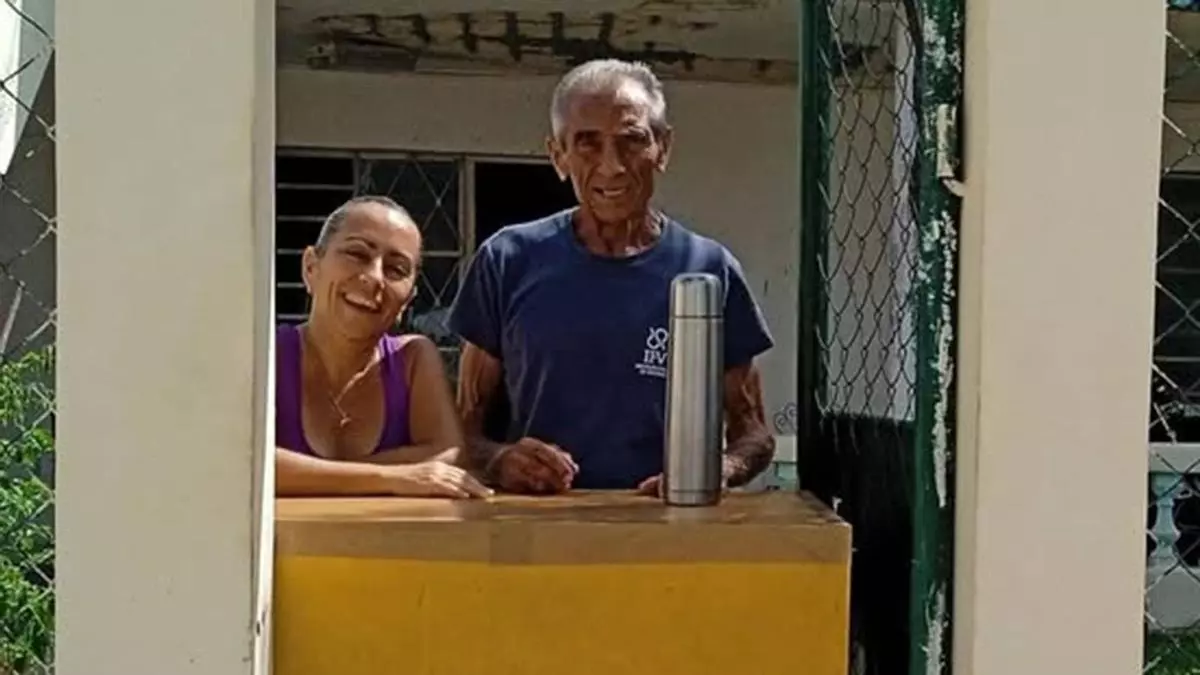 Cuban Scientist Sells Shots of Coffee to Survive Retirement