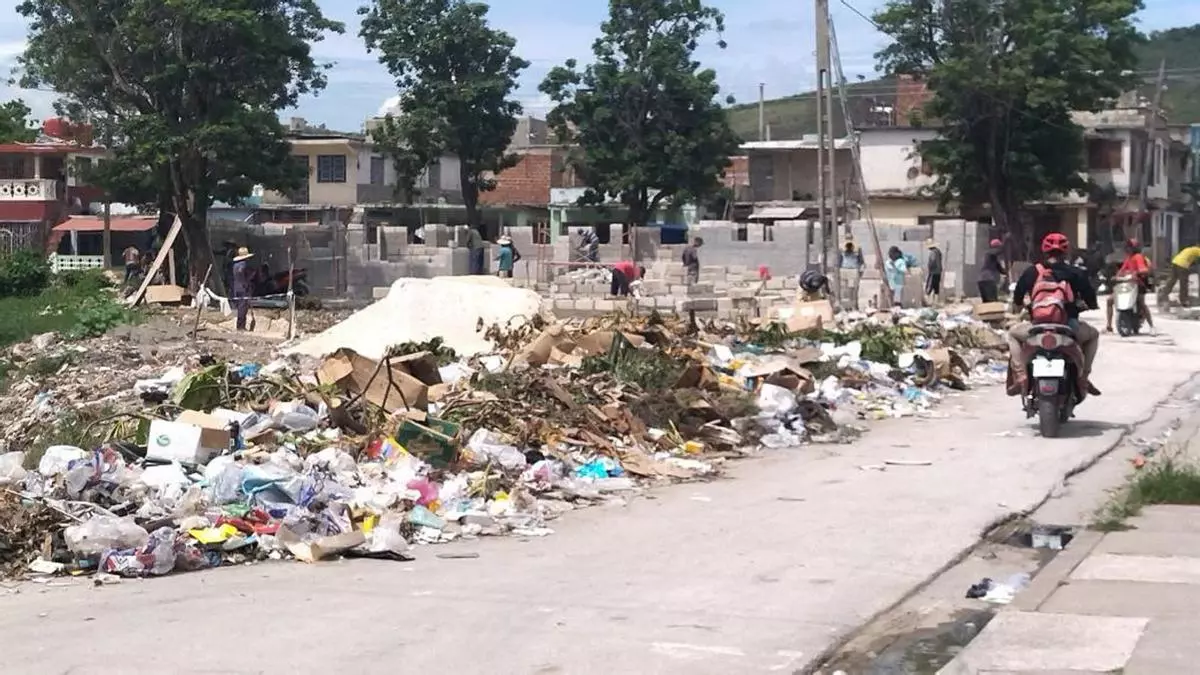 Amid Dirty Water & Trash New Market Built in Holguin, Cuba
