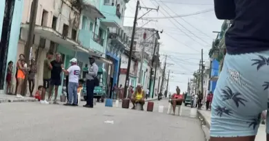 Women Block a Street in Regla, Havana Over Lack of Water
