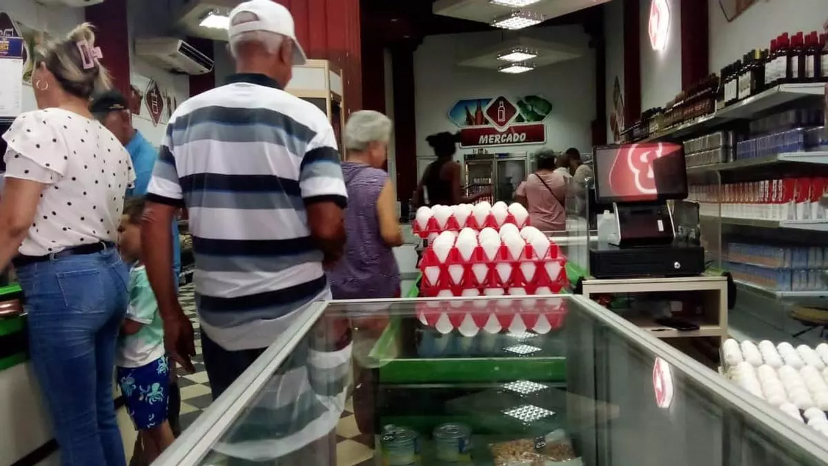 The Struggle for Eggs in Cuba is Solved with US Dollars