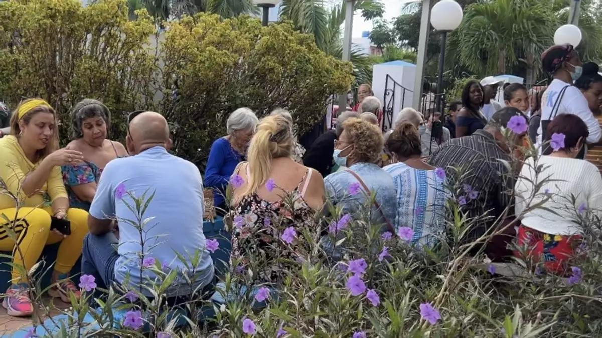 Hundreds Line Up for Chikungunya Aftermath Help in Cuba